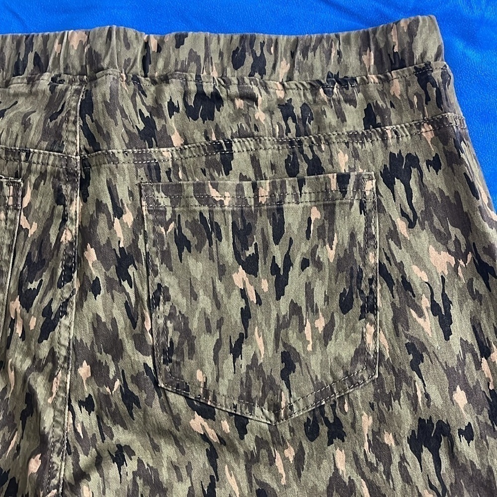 ⭐️ NWT Royalty For Me Camouflage Cropped Jogger pants- size 2X - Picture 5 of 10